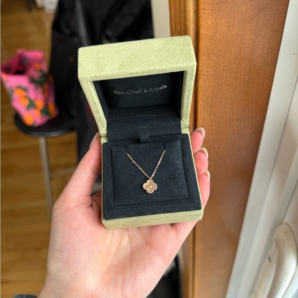 Van Cleef & Arpels Sweet Alhambra Pendant Necklace - Picture 4 of 6